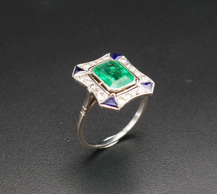 Bague Art Déco Ornée d'Une émeraude De Colombie (certificat), Platine.