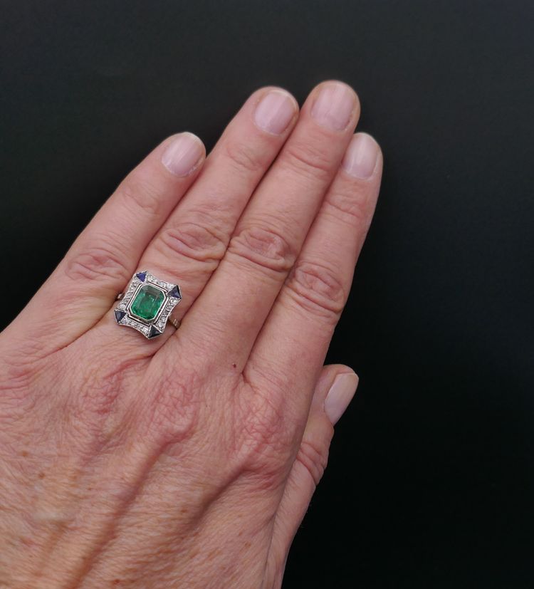 Bague Art Déco Ornée d'Une émeraude De Colombie (certificat), Platine.