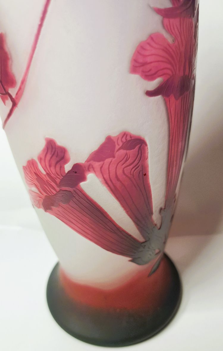   Vase mit Engelstrompetendekor aus violettem Cameoglas D'ARGENTAL - Paul NICOLAS (1875-1952)
