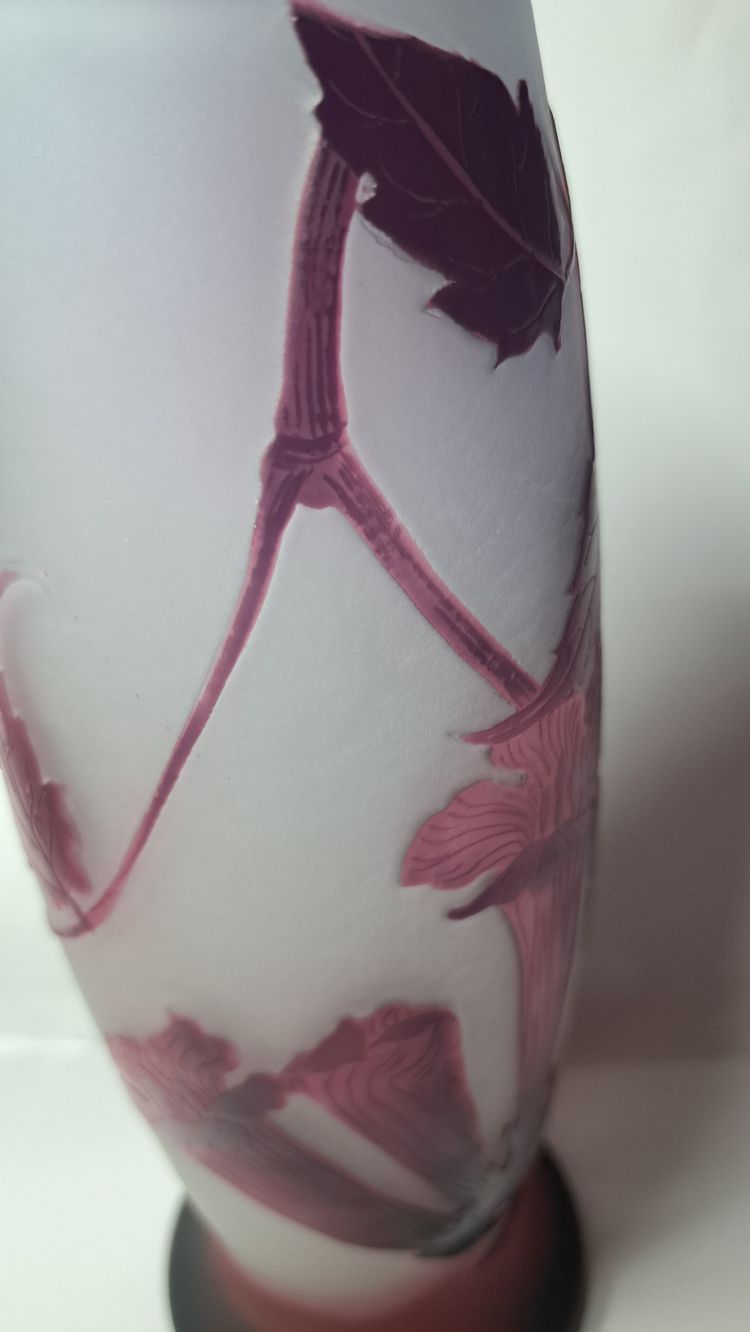   Vase mit Engelstrompetendekor aus violettem Cameoglas D'ARGENTAL - Paul NICOLAS (1875-1952)