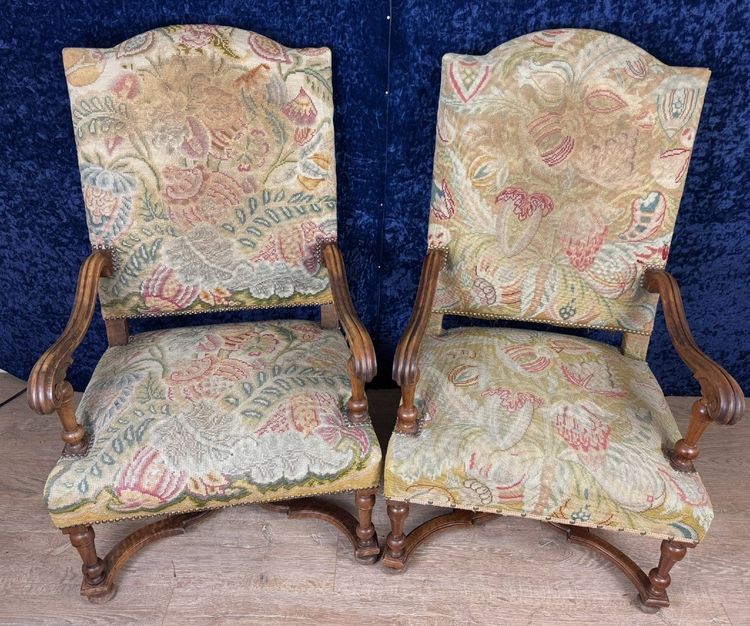 Paire De Fauteuils Louis XIII En Noyer Vers 1850