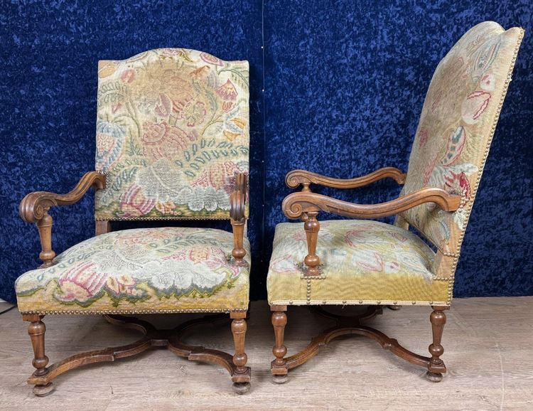 Paire De Fauteuils Louis XIII En Noyer Vers 1850