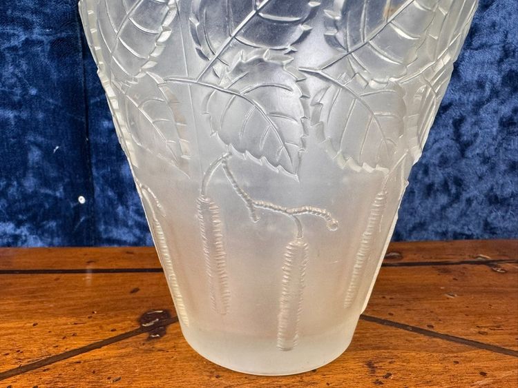 Jugendstilvase aus gefrostetem, gepresstem Glas
