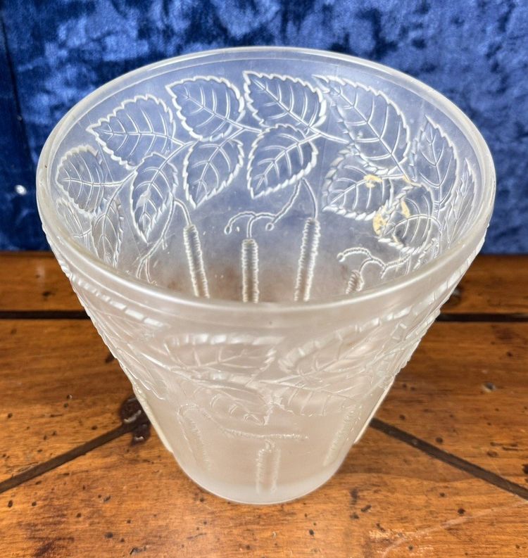 Jugendstilvase aus gefrostetem, gepresstem Glas