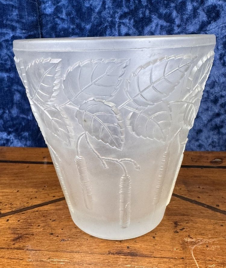Jugendstilvase aus gefrostetem, gepresstem Glas