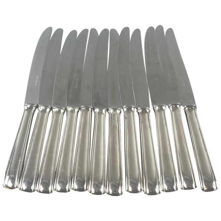 Zwölf Art-Deco-Tafelmesser aus agenturiertem Metall