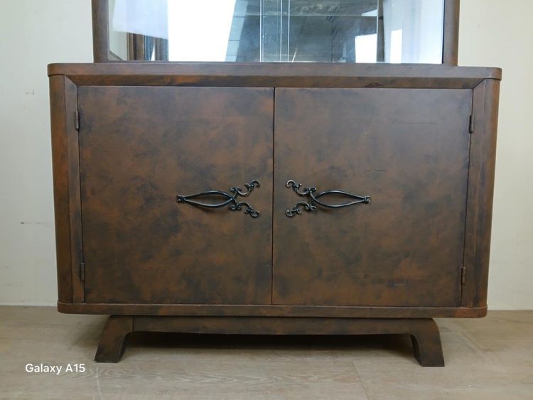 Bibliothèque époque Art Déco En Bois Laqué En Faux Semblant De Tôle A Patine Rouille Vers 1930