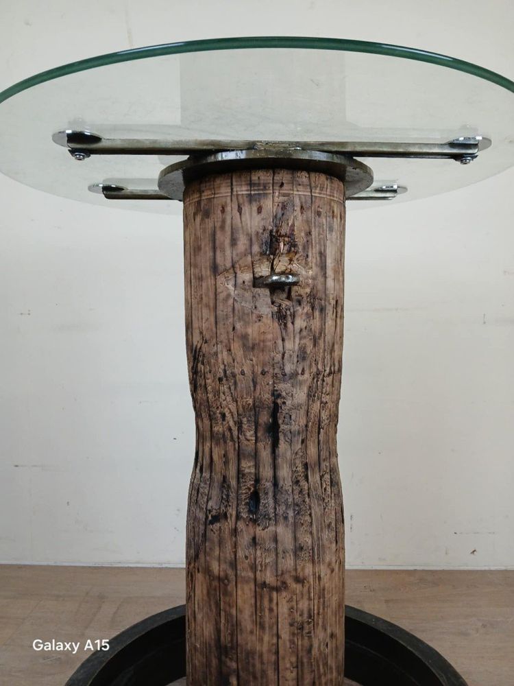 Design industriale per questo tavolo alto realizzato con una carrucola antica e un albero di legno