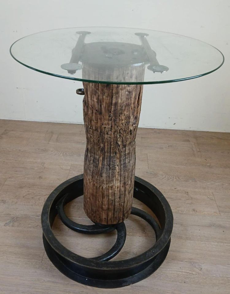 Design industriale per questo tavolo alto realizzato con una carrucola antica e un albero di legno