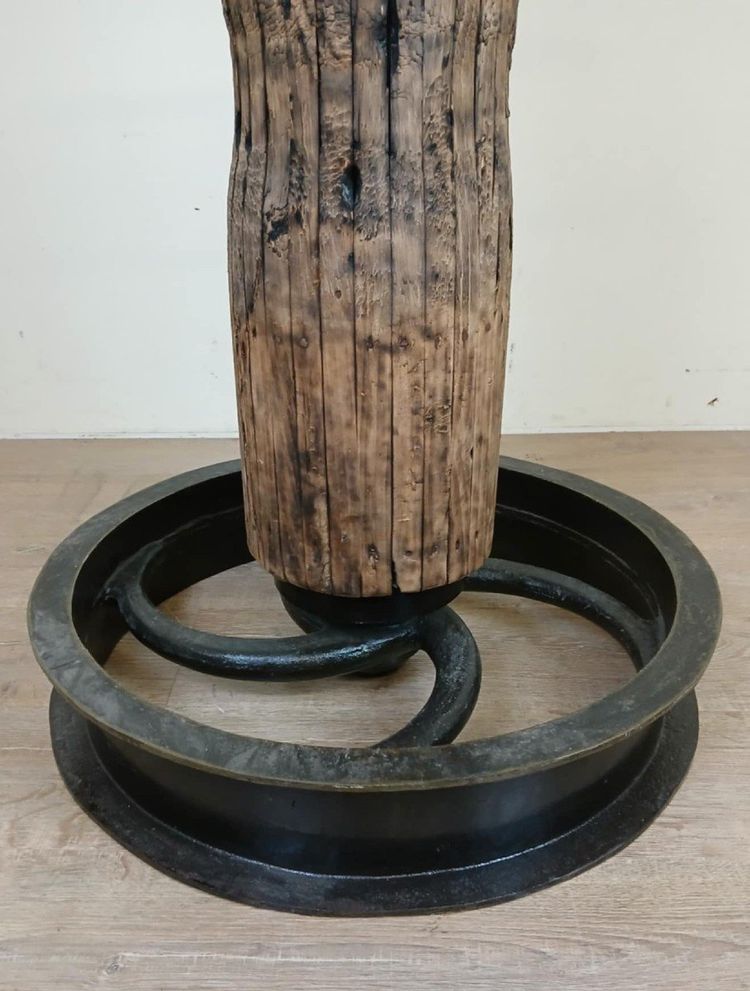 Design industriale per questo tavolo alto realizzato con una carrucola antica e un albero di legno