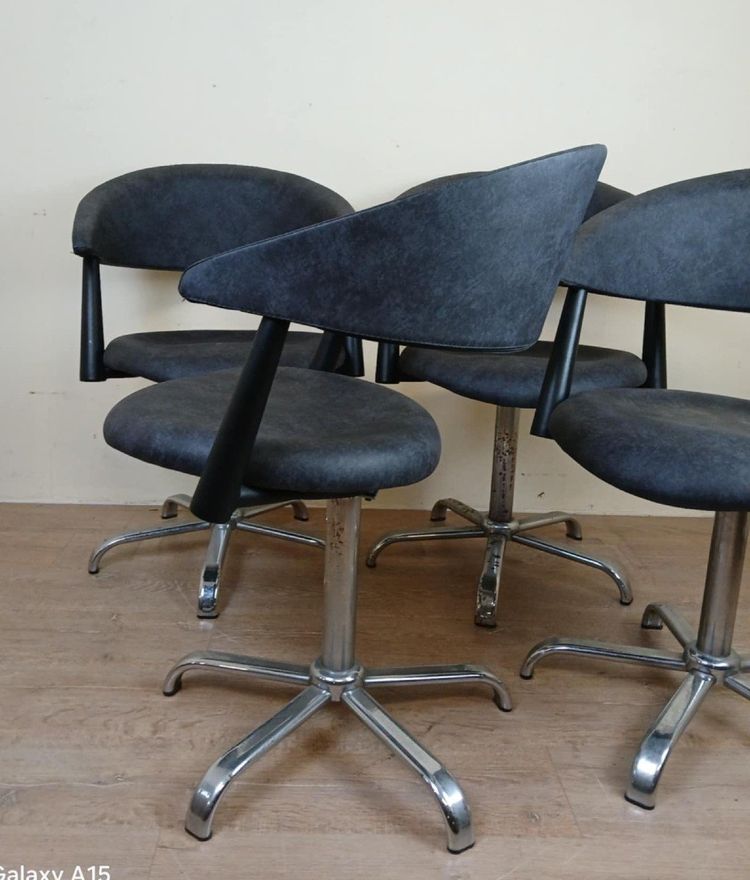 Set di quattro poltrone d'epoca circa 1980