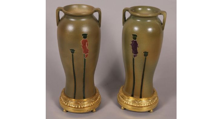 Paire de vases en grès de Choisy Le Roi signé dans le décor