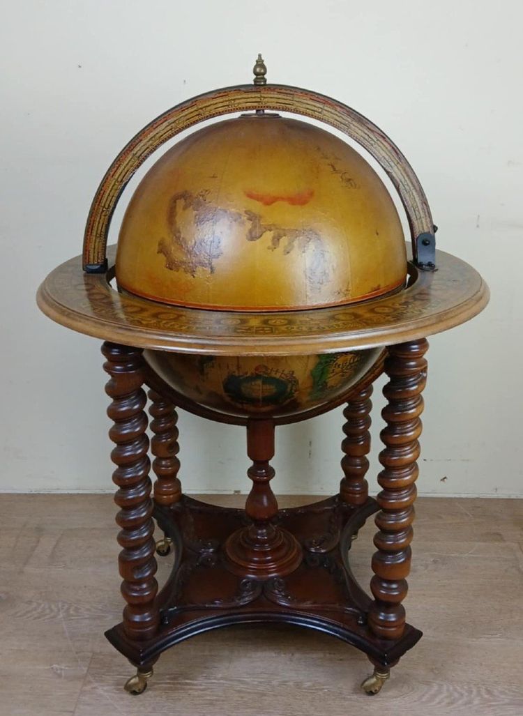 Kultiger Vintage-Cocktailbarschrank mit Weltkarte aus den 1970er Jahren