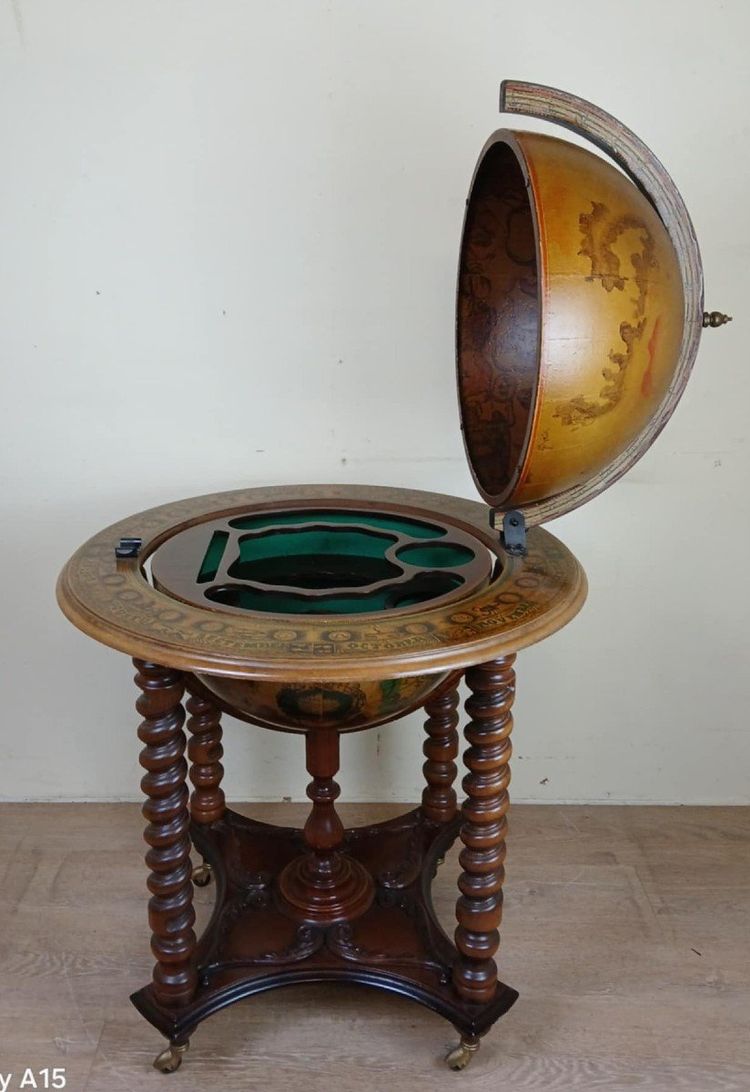 Kultiger Vintage-Cocktailbarschrank mit Weltkarte aus den 1970er Jahren