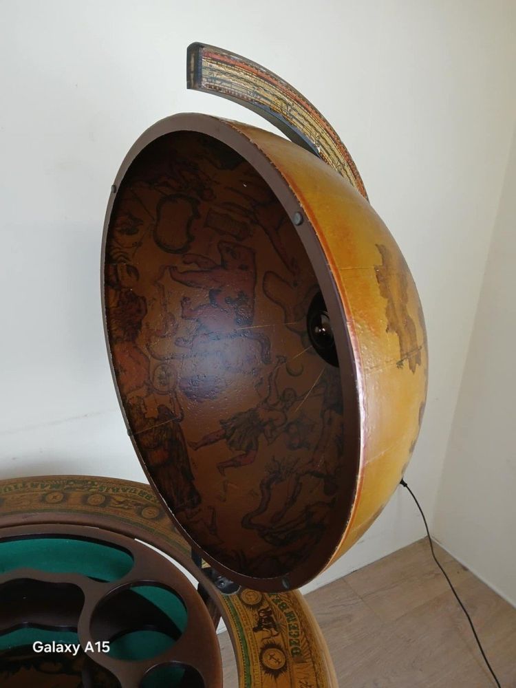Kultiger Vintage-Cocktailbarschrank mit Weltkarte aus den 1970er Jahren