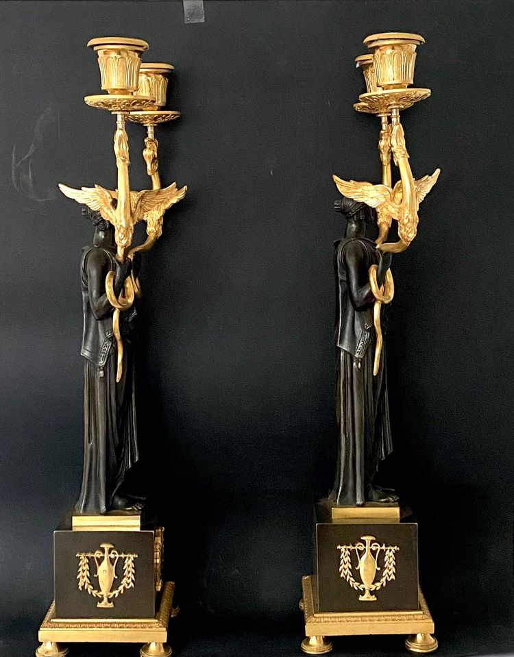 Coppia di candelabri a due luci in bronzo dorato e patinato, epoca Impero, circa 1810.