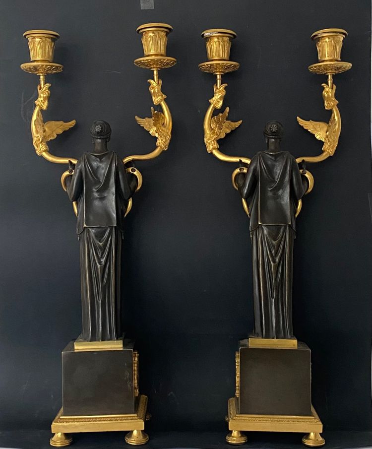 Coppia di candelabri a due luci in bronzo dorato e patinato, epoca Impero, circa 1810.
