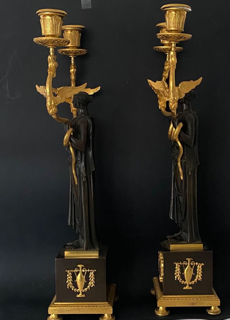 Coppia di candelabri a due luci in bronzo dorato e patinato, epoca Impero, circa 1810.