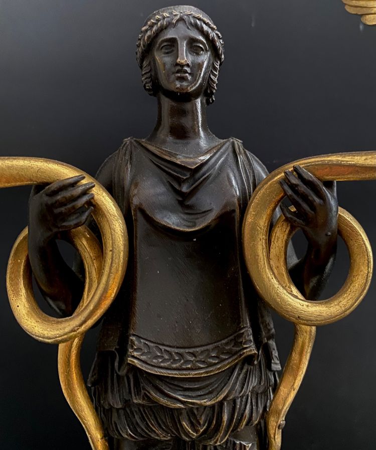 Coppia di candelabri a due luci in bronzo dorato e patinato, epoca Impero, circa 1810.