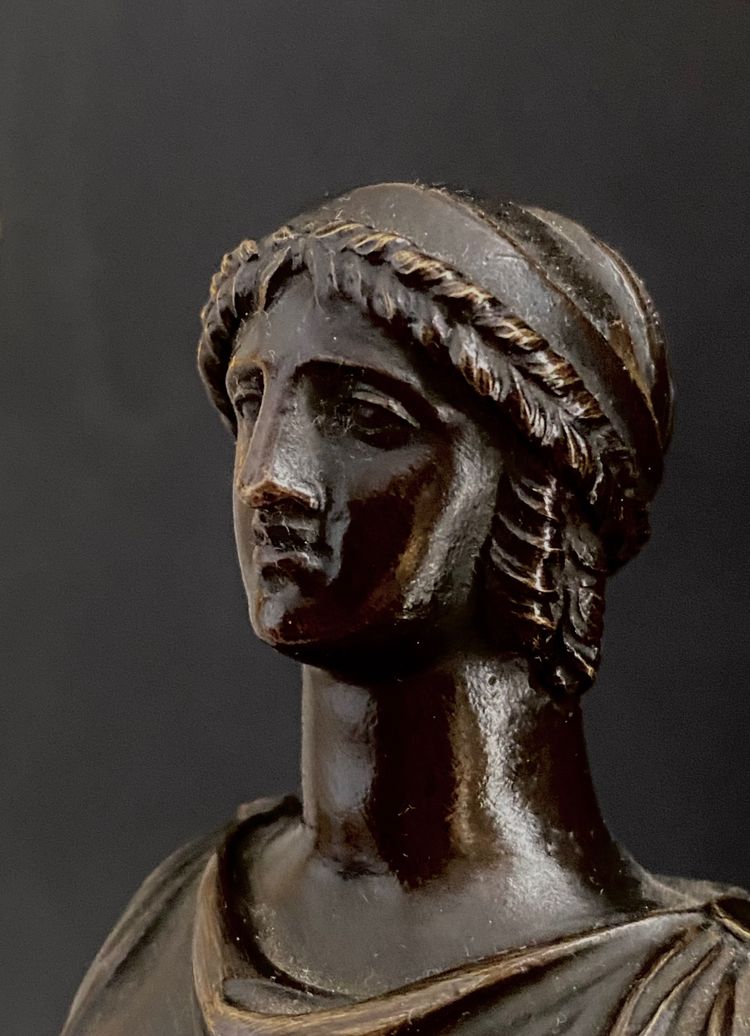 Coppia di candelabri a due luci in bronzo dorato e patinato, epoca Impero, circa 1810.
