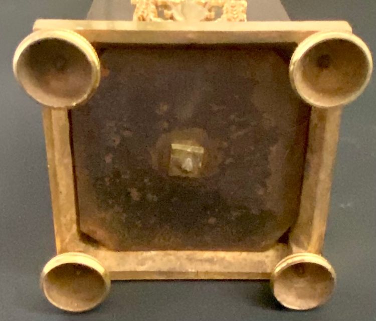 Coppia di candelabri a due luci in bronzo dorato e patinato, epoca Impero, circa 1810.