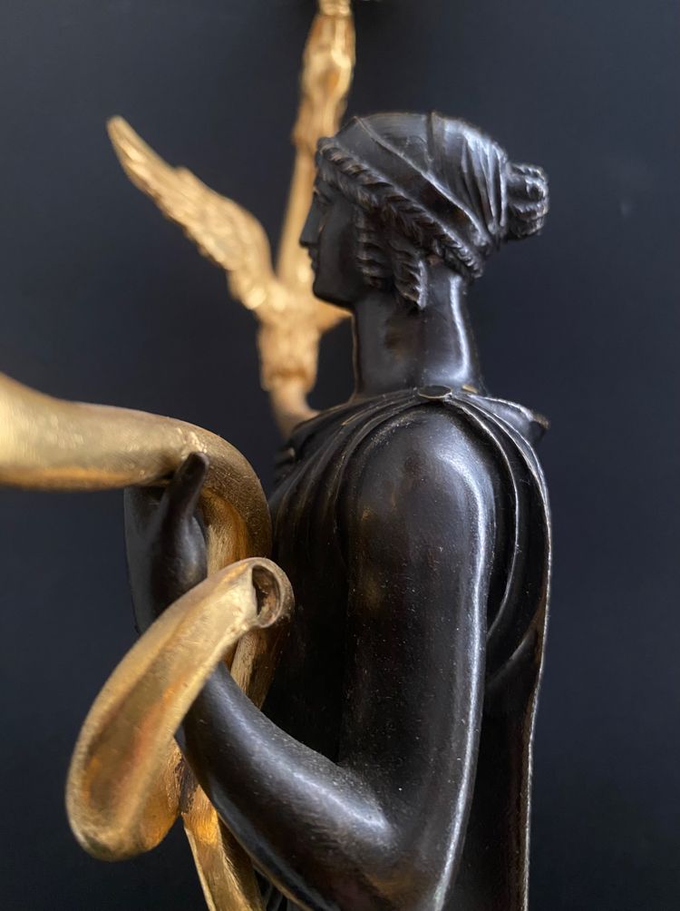 Coppia di candelabri a due luci in bronzo dorato e patinato, epoca Impero, circa 1810.