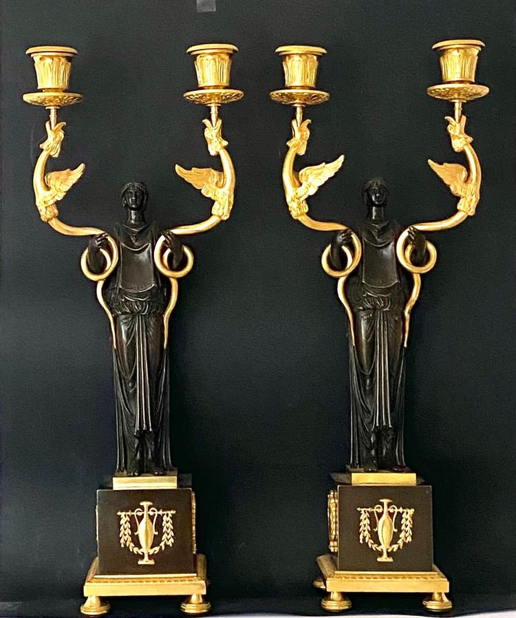 Coppia di candelabri a due luci in bronzo dorato e patinato, epoca Impero, circa 1810.