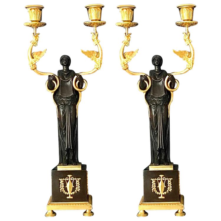 Coppia di candelabri a due luci in bronzo dorato e patinato, epoca Impero, circa 1810.