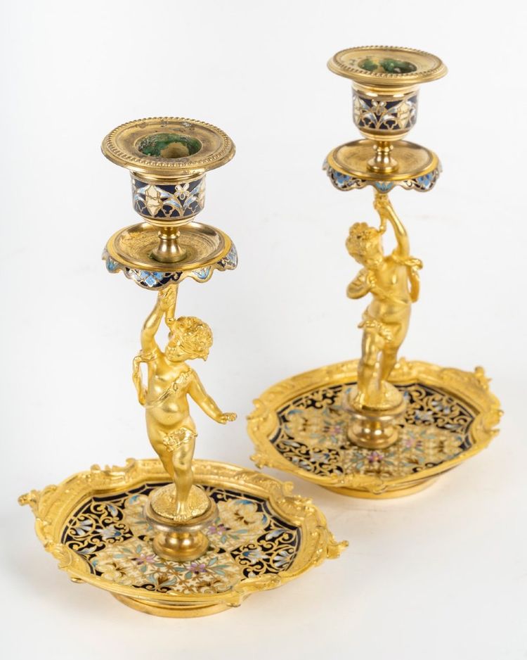 Coppia di candelieri in bronzo dorato e smalto cloisonné, fine XIX secolo