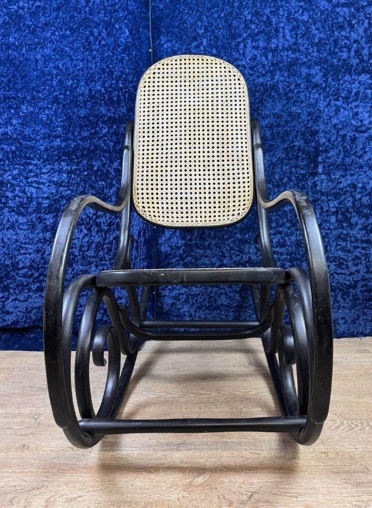 Schaukelstuhl Im Geschmack Von Thonet Aus Gebogenem Holz Geschwärzt