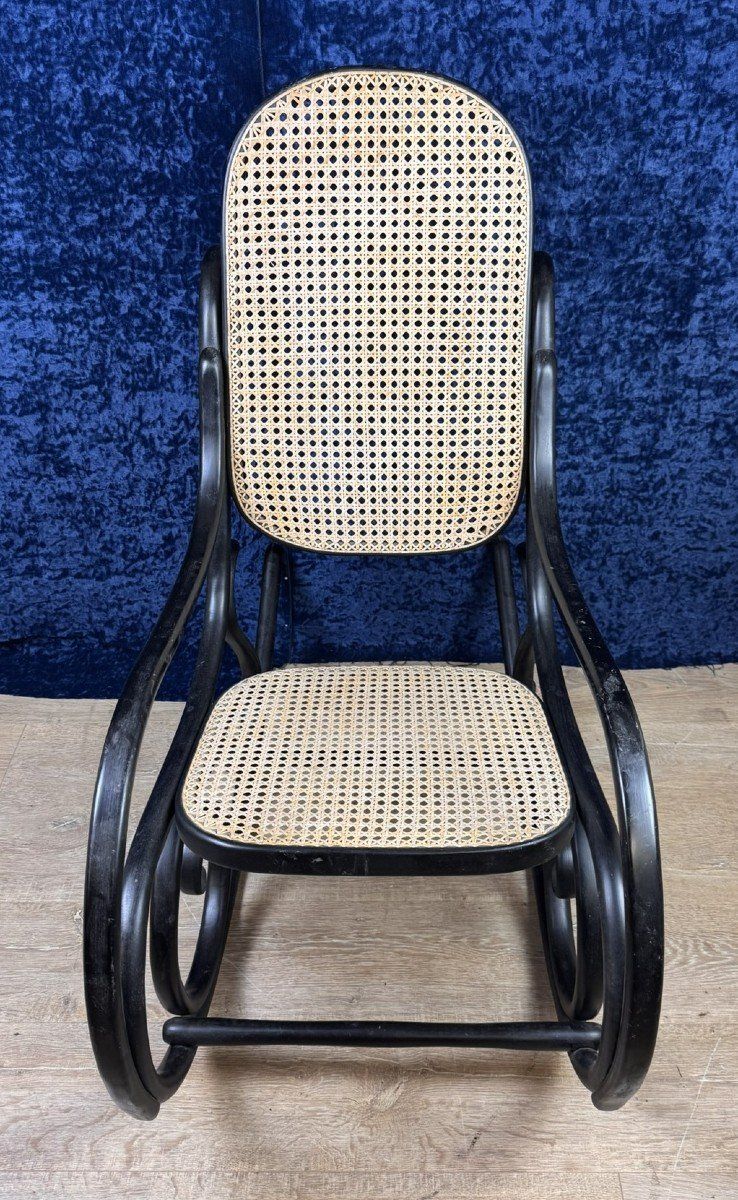 Schaukelstuhl Im Geschmack Von Thonet Aus Gebogenem Holz Geschwärzt