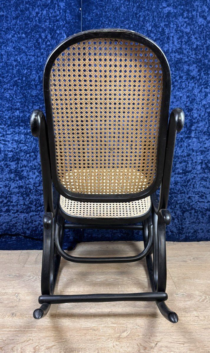 Schaukelstuhl Im Geschmack Von Thonet Aus Gebogenem Holz Geschwärzt