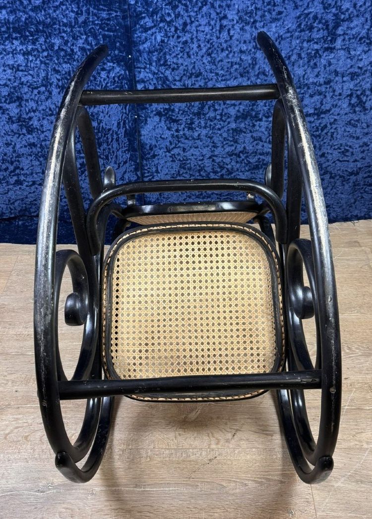 Schaukelstuhl Im Geschmack Von Thonet Aus Gebogenem Holz Geschwärzt