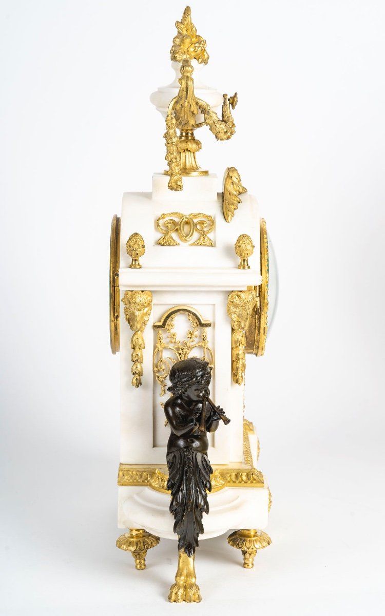 Une Garniture En Bronze Doré Et Marbre Blanc, 19th Century