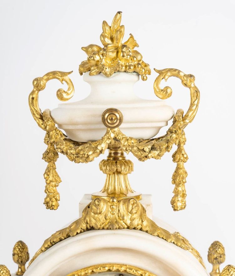 Une Garniture En Bronze Doré Et Marbre Blanc, 19th Century