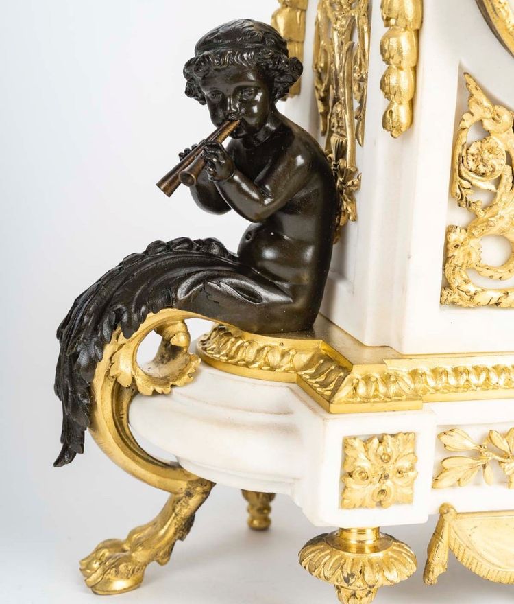 Une Garniture En Bronze Doré Et Marbre Blanc, 19th Century