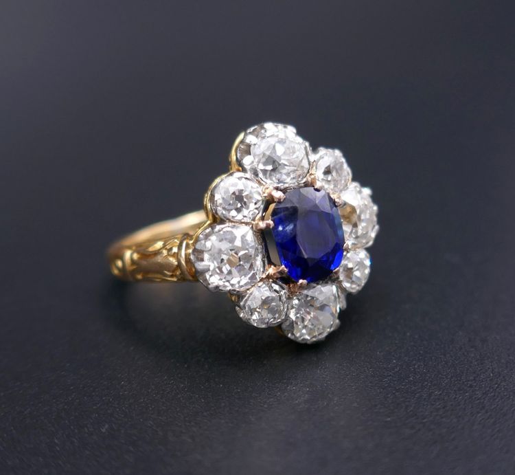 Anello con zaffiro e diamanti, oro e platino.