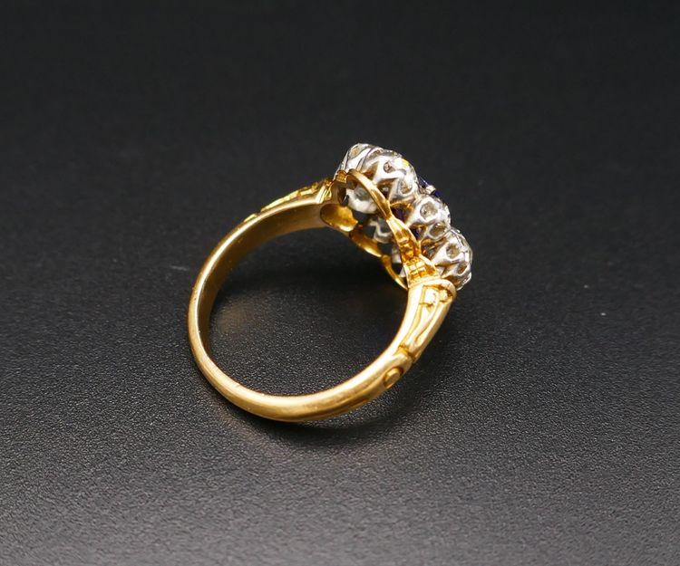 Anello con zaffiro e diamanti, oro e platino.