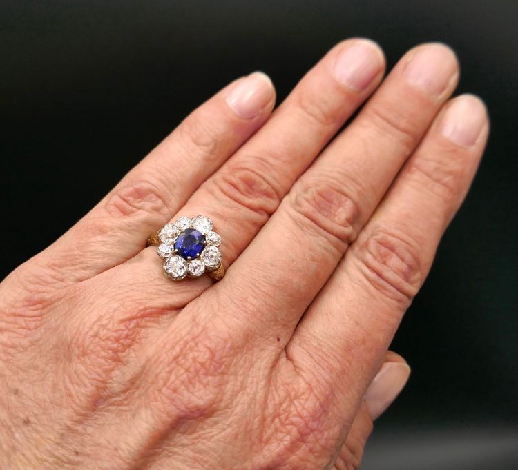 Anello con zaffiro e diamanti, oro e platino.