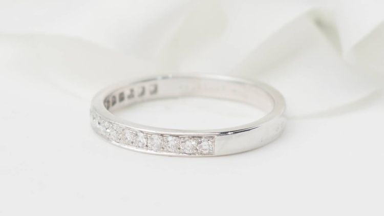 Mezza fede in oro bianco e diamanti 0,50ct
