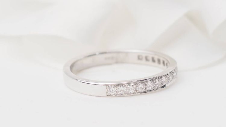 Mezza fede in oro bianco e diamanti 0,50ct