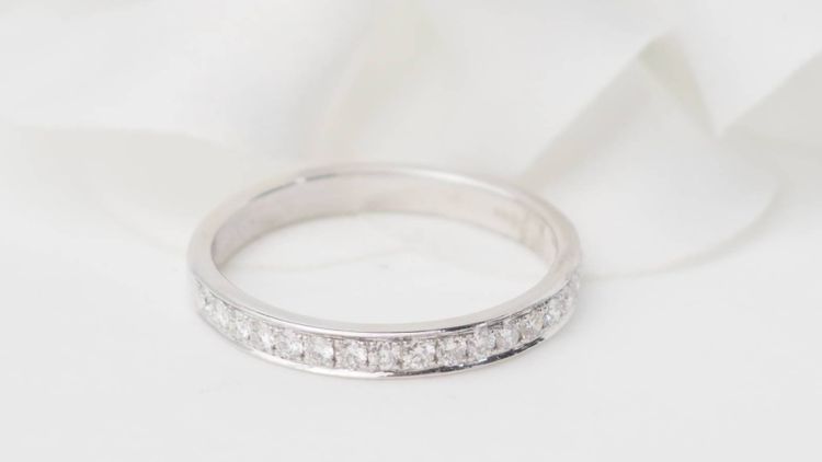 Mezza fede in oro bianco e diamanti 0,50ct