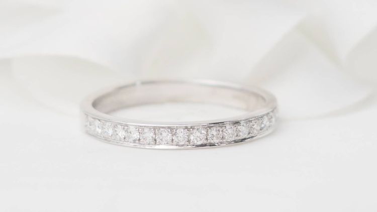 Mezza fede in oro bianco e diamanti 0,50ct