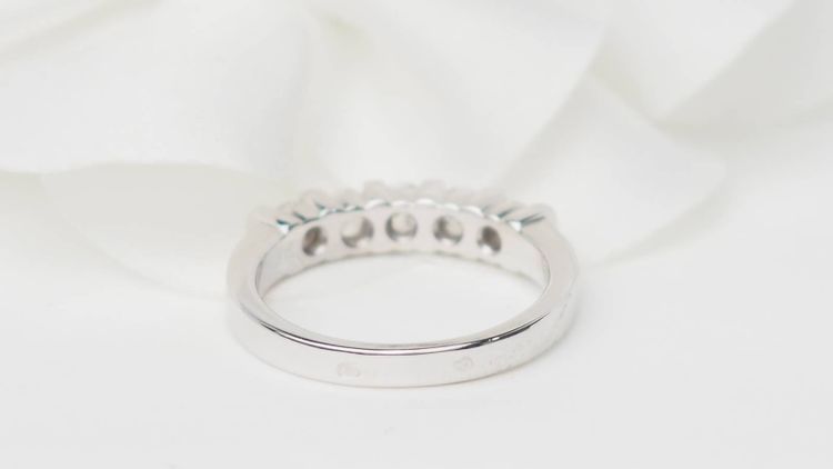 Mezza fede in oro bianco e diamanti 0,60ct