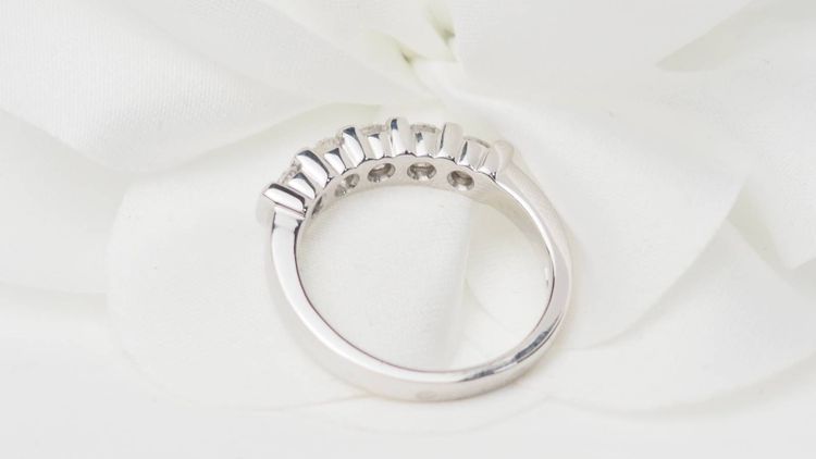 Mezza fede in oro bianco e diamanti 0,60ct