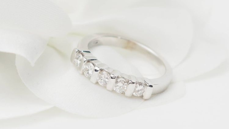 Mezza fede in oro bianco e diamanti 0,60ct