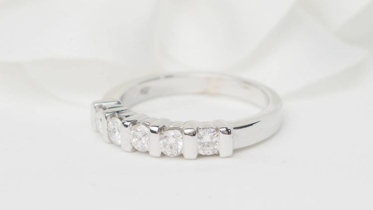 Mezza fede in oro bianco e diamanti 0,60ct