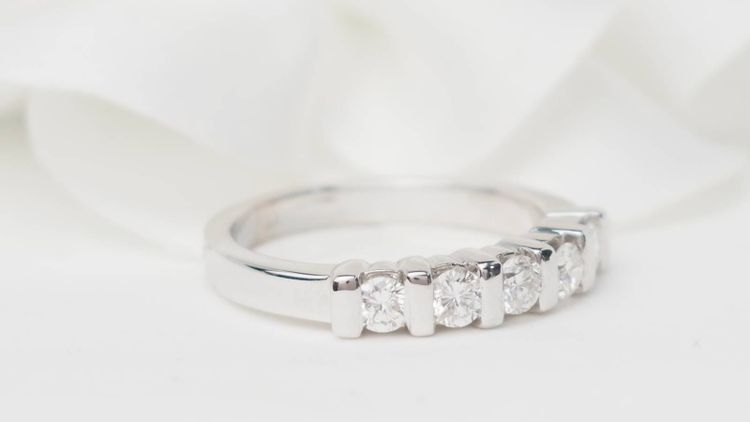 Mezza fede in oro bianco e diamanti 0,60ct