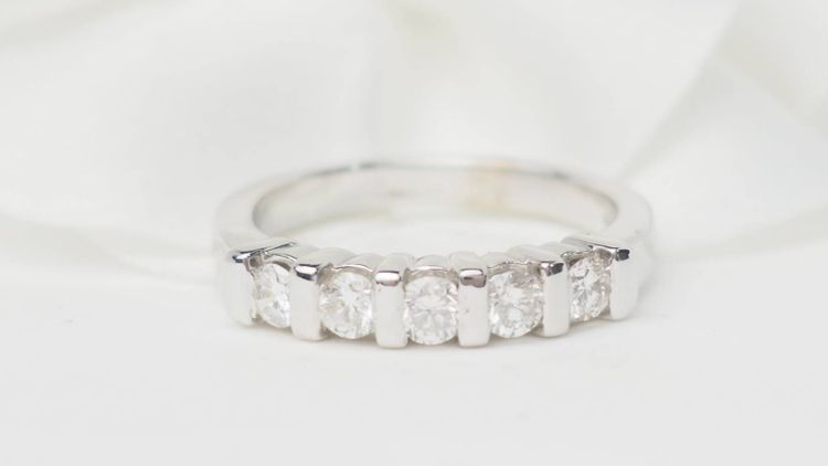 Mezza fede in oro bianco e diamanti 0,60ct