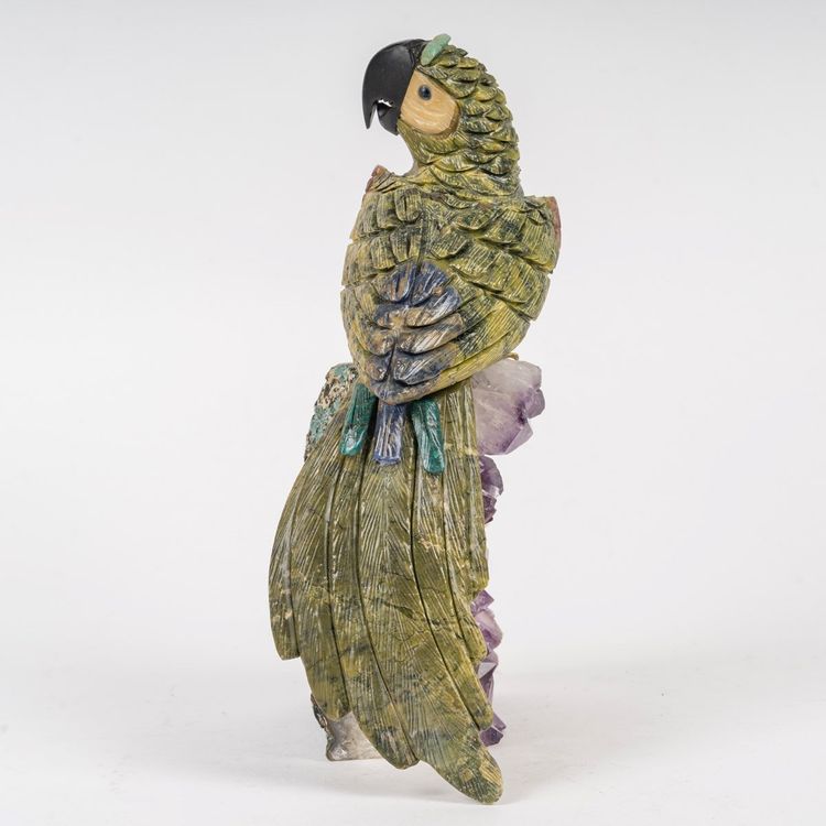 Scultura di pappagallo in marmo e pietra preziosa